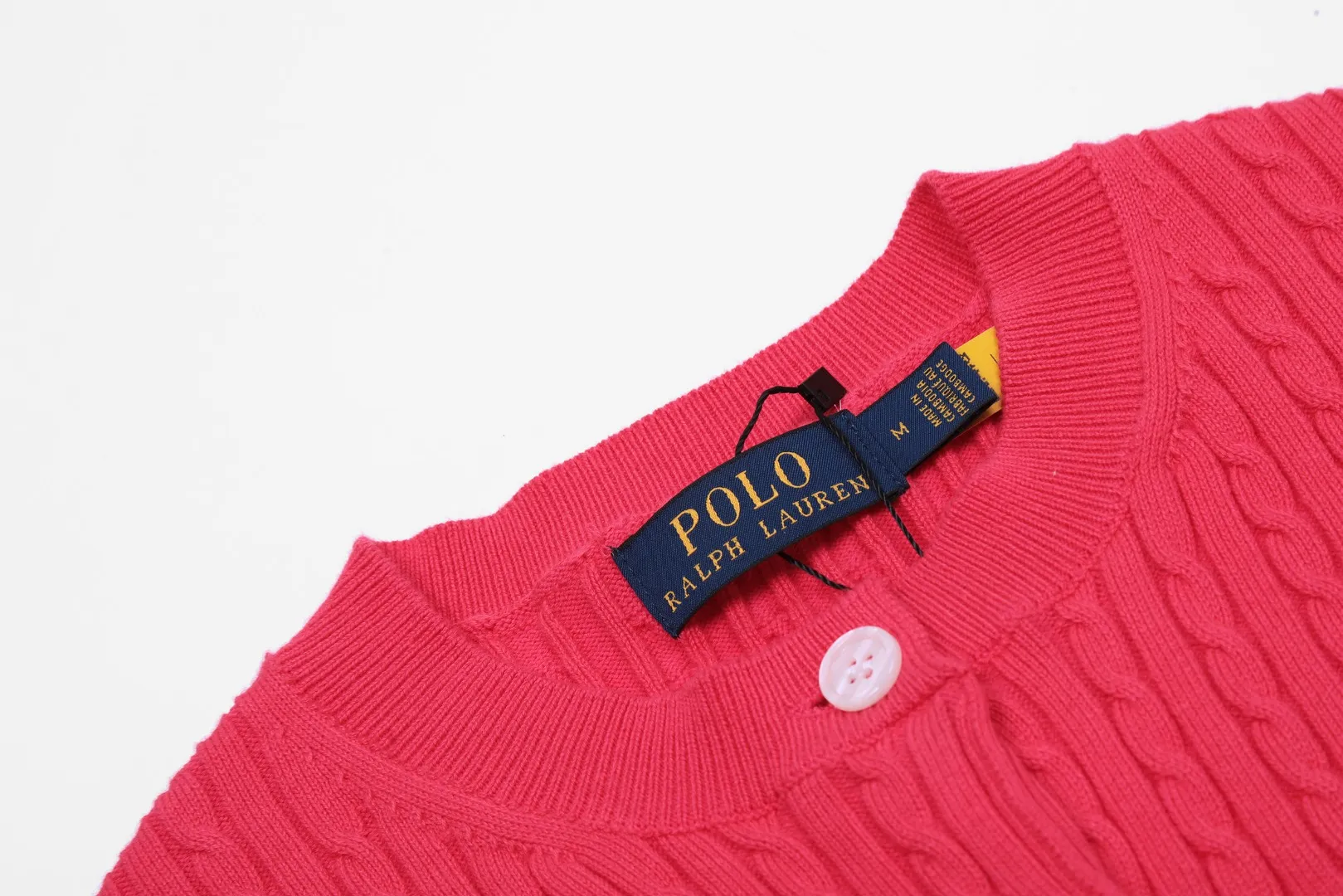 P210 Top quality" Style number: DS005# (not off the shelves all year round) [Ralph Lauren round neck solid color pony embroidery logo knitted cardigan long sleeves] ✅Ralph Lauren Ralph Lauren classic basic versatile twist knitted cardigan long sleeves ✅Main supplier platform live broadcast Wholesale entity Replenish when out of stock Not off the shelf ✅ZP quality 1:1 version Scan the code to enter the GF website Counter quality ✅Detailed quality is the only one in Guangzhou Imported quality cotton yarn, focusing on high-end, cost-effective, good quality, needless to say ✅Zhao Lusi's same style is really amazing, so sweet, so beautiful. This cardigan is really good-looking ✅The upper body is simple and easy to match. A must-have for goddess ootd. Good-looking clothes are never picky. A must-have in the goddess' wardrobe. Size: S-XL Color: Black, almond, gray, navy blue, pink, white, light blue, taro purple, rose red, white label, big red and blue label